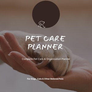 Può includere: Un pianificatore per la cura degli animali domestici con un logo a cerchio marrone scuro che presenta un disegno al tratto bianco di un cane e un gatto. Il testo recita PET CARE PLANNER, Complete Pet Care & Organization Planner e For Dogs, Cats & Other Beloved Pets.