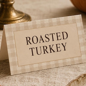 Może przedstawiać: Złożona prostokątna wizytówka z jasnobeżowo-białym wzorem w kratkę vichy na obrzeżach oraz napisem ROASTED TURKEY wydrukowanym ciemnobrązowymi wielkimi literami na środku, na jednolitym jasnobeżowym tle.