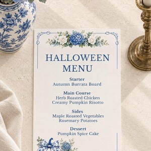 Könnte beinhalten: Eine rechteckige Papiermenükarte mit der blauen Aufschrift HALLOWEEN MENU, verziert mit floralen Illustrationen aus blauen Hortensien und weißen Rosen oben sowie einem blau-weiß gemusterten Kürbis unten, mit Gerichten wie Autumn Burrata Board.