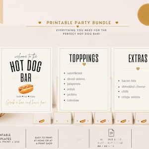 Könnte beinhalten: Ein druckbares Party-Set für eine Hot-Dog-Bar mit drei Hauptschildern mit schwarzem Text auf cremefarbenem Hintergrund. Die Schilder sind mit Welcome to the Hot Dog Bar, Toppings und Extras beschriftet, ergänzt durch kleine Tischkarten.