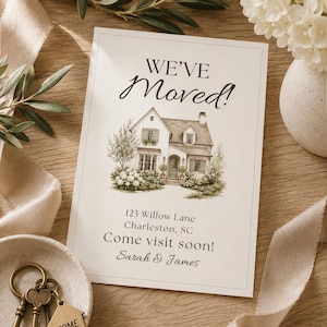 Może przedstawiać: Prostokątna kartka z zawiadomieniem o przeprowadzce z tekstem WE'VE Moved! 123 Willow Lane Charleston, SC Come visit soon! Sarah & James, akwarelową ilustracją domu, otoczona kluczami i zawieszką w kształcie domu.