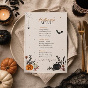 Può includere: Un menu di Halloween rettangolare stampato su carta color bianco sporco, con testo nero, una ragnatela, un pipistrello e illustrazioni ad acquerello di zucche e fogliame. Il menu elenca le portate con il testo Spooky, Stylish & Unforgettable.