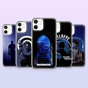 Peut inclure: Ensemble de cinq coques de téléphone avec différents motifs. Les coques présentent des graphiques bleu foncé et noirs, notamment des silhouettes, un effet de vitrail et du texte. Les coques sont conçues pour s'adapter à un smartphone.