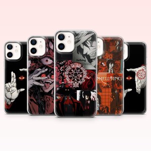 Puede incluir: Una colección de cinco fundas para smartphone con gráficos del anime Hellsing. Los diseños incluyen un personaje con gafas rojas, un sello de pentagrama, el texto Hellsing y una mano con un símbolo circular rojo sobre un fondo negro.