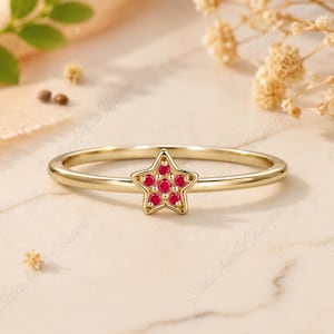 Kleine gouden sterring, massief geelgouden ring met synthetische robijn, hemelse ring, alledaags sieraad, minimalistische stapelring, verjaardagscadeau voor vrouwen in juli.