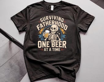 Sobreviviendo a la paternidad, una cerveza a la vez. Camiseta con chistes de papás esqueletos.