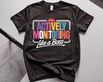 ボスのように積極的に監視する教師Tシャツ、テスト当日の監督官Tシャツ、面白い教育者トップス