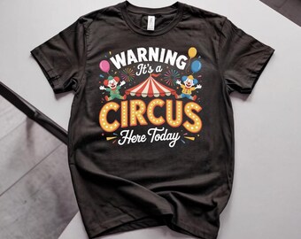 警告：今日はサーカスです！ 面白いグラフィックTシャツ、ユニセックス ソフトスタイル 大人用Tシャツ