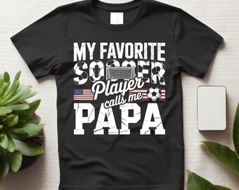 Camiseta con la bandera de EE. UU. "Mi jugador de fútbol favorito me llama papá", camiseta patriótica para papás futbolistas.