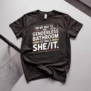 Camiseta unisex con estampado gráfico con la frase divertida "De camino al baño sin género"