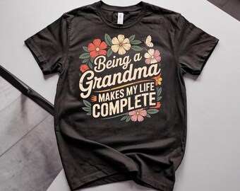 花柄の蝶々が描かれた「おばあちゃんになることで私の人生は完璧になる」おばあちゃんTシャツ、ソフトなグラフィックTシャツ