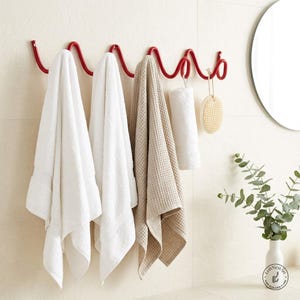 Bauhaus Wave wandhaakrek kersenrood | Minimalistische metalen kleerhanger | Halopberger | Kleurrijke ruimtebesparende haak | Housewarmingcadeau