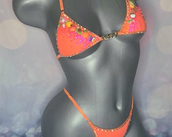 Neonoranje bikini met driehoekige print en sappig fruitmotief: schattige, glinsterende danskleding met strass-steentjes.