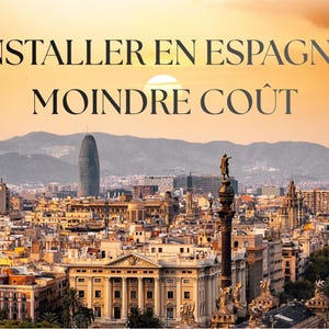 Peut inclure: Vue aérienne d'une ville avec le texte "S'INSTALLER EN ESPAGNE À MOINDRE COÛT" en noir. L'image présente un bâtiment moderne et un monument, avec un coucher de soleil en arrière-plan.