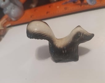 Hagen Renaker miniature porcelain skunk