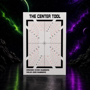 Könnte beinhalten: Eine weiße rechteckige Karte mit der Aufschrift THE CENTER TOOL, einem schwarzen Fadenkreuz und konzentrischen roten Rechtecken mit Zahlen. Der Text unten lautet DASHED=EVEN NUMBERS und SOLID=ODD NUMBERS. Das Design enthält schwarze Eckwinkel.
