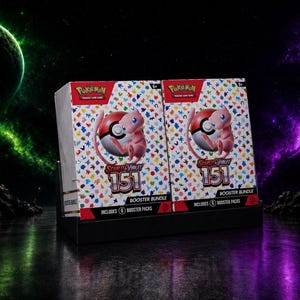 Könnte beinhalten: Zwei Pokémon Scarlet and Violet 151 Booster Bundle Boxen, die nebeneinander auf einem schwarzen Ständer präsentiert werden. Jede Box zeigt den rosa Mew-Charakter, einen Pokéball und den Text Scarlet and Violet 151 mit kleinen bunten Symbolen.