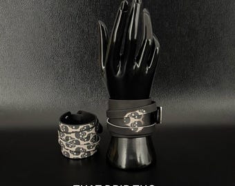 Pulseira unissex de couro duplo, 2 em 1, conversível, com mudança de cor por reação ao calor, acessório de moda punk gótica ou alternativa.