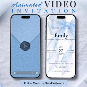 Può includere: Due smartphone che mostrano un invito video animato. Lo schermo sinistro mostra una busta blu con un sigillo di cera. Lo schermo destro presenta un grande fiocco azzurro, il nome Emily e i dettagli dell'evento con data e luogo.