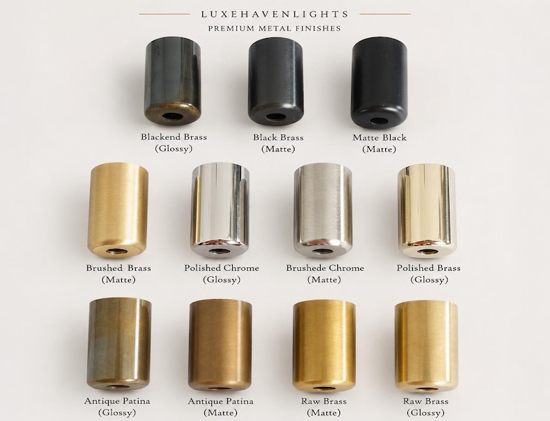 K&ouml;nnte beinhalten: Eine Sammlung von elf zylindrischen Metallkomponenten, angeordnet in drei Reihen, beschriftet mit LUXEHAVENLIGHTS PREMIUM METAL FINISHES. Die Oberfl&auml;chen umfassen geschw&auml;rztes Messing, schwarzes Messing, Mattschwarz, geb&uuml;rstetes Messing, poliertes Chrom, geb&uuml;rstetes Chrom, poliertes Messing sowie Antik-Patina und rohes Messing in gl&auml;nzenden und matten Texturen.