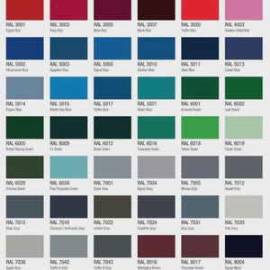 K&ouml;nnte beinhalten: Eine umfassende RAL-Farbtabelle mit einem Raster aus rechteckigen Farbfeldern. Jedes Feld zeigt einen spezifischen RAL-Code und den zugeh&ouml;rigen Farbnamen, von Gelb- und Rott&ouml;nen bis hin zu Blau, Gr&uuml;n, Grau, Braun, Wei&szlig; und Schwarz.