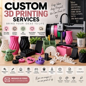 Könnte beinhalten: Ein 3D-Druckservice-Display mit einem Bambu Lab Drucker, verschiedenen Kunststoffobjekten wie Vasen, einem Handyhalter, einem Namensschild mit der Aufschrift Sophia, einem Herz-Schlüsselanhänger mit MJM, einem kleinen Boot und einer grünen Figur.