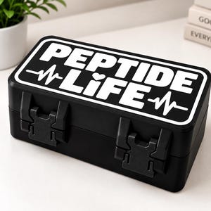 Könnte beinhalten: Eine rechteckige schwarze Aufbewahrungsbox mit zwei vorderen Schnappverschlüssen. Der Deckel zeigt einen weißen Grafikdruck mit dem Text PEPTIDE LIFE, der ein Herzsymbol und EKG-Pulslinien auf beiden Seiten des Wortes LIFE enthält.