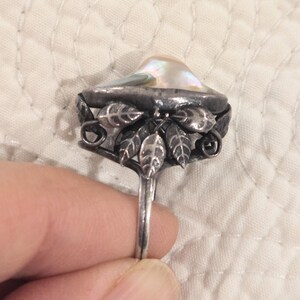 Antique Art Nouveau Blister Pearl Ring, 1920s Sterling Silver Abalone Shell Statement Ring, Sculpted Leaf Openwork Filigree, Size 5.5