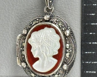 Collar con colgante de camafeo de dama con marcasita y nácar vintage de plata de ley y nácar.