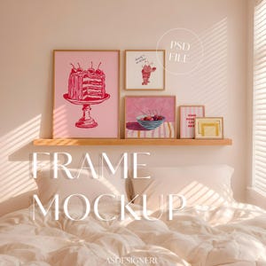 Op de afbeelding: Een set van vijf ingelijste kunstprints op een houten plank. De prints bevatten illustraties van een taart op een standaard, een kreeft met de tekst Dancing in the Kitchen, een kom met kersen en een bordje met de tekst COOL PEOPLE LIVE HERE.