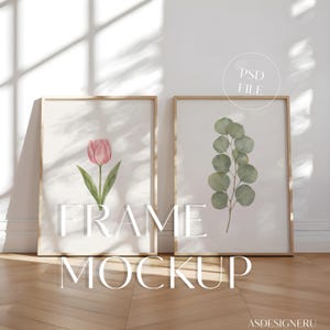 Op de afbeelding: Twee verticale houten lijsten met botanische kunstprints. De linkerlijst toont een enkele roze tulp met groene bladeren. De rechterlijst bevat een groene eucalyptus tak. De tekst PSD FILE is zichtbaar in een cirkel rechtsboven.