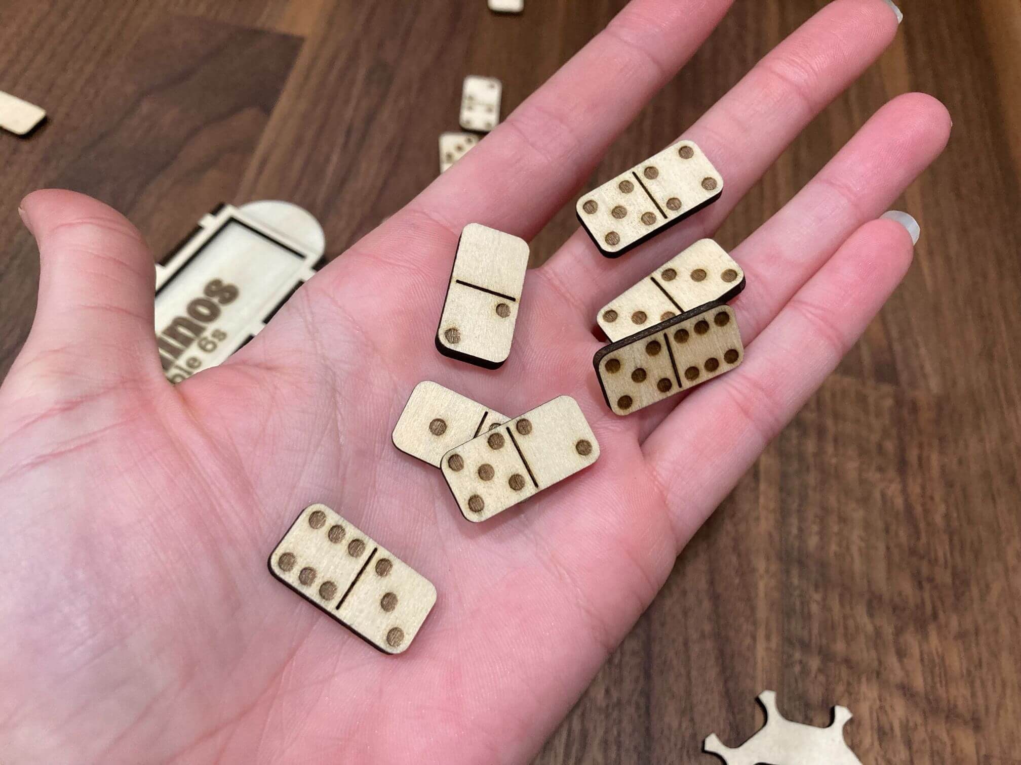 Spin Master Games – Domino Deluxe, Jeu De Dominos Classique Double 6, 28 Pions En Urée, Boîte En Bois, Pour 2 à 4 Joueurs Dès 6 Ans