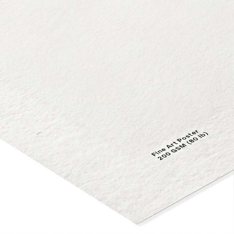 Pu&ograve; includere: Un foglio di carta per poster d'arte bianco e testurizzato con finitura opaca. L'angolo in basso a destra presenta un testo stampato in nero che recita: Fine Art Poster 200 GSM (80 lb). La carta ha una grana visibile e un bordo netto.