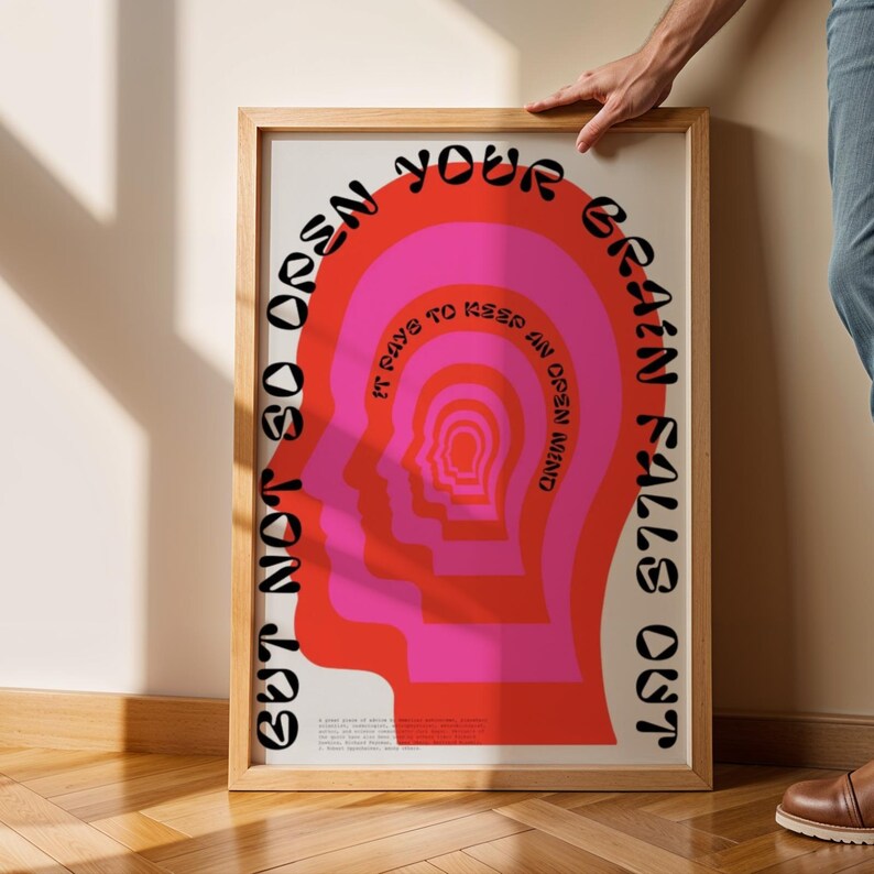 Pu&ograve; includere: Un poster incorniciato che presenta un profilo ripetuto di una testa umana in tonalit&agrave; di rosso e rosa, creando un effetto tunnel. Il testo recita "BUT NOT SO OPEN YOUR BRAIN FALLS OUT" e "IT PAYS TO KEEP AN OPEN MIND" in lettere nere, in grassetto e curve.