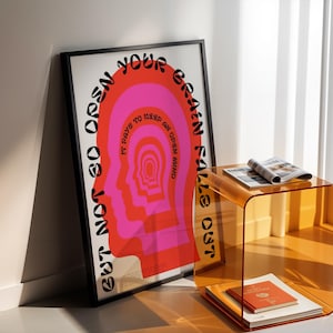 Pu&ograve; includere: Un poster incorniciato con una grafica di sagome di teste umane annidate in tonalit&agrave; di rosso e rosa. Il testo recita "BUT NOT SO OPEN YOUR BRAIN FALLS OUT" in un carattere nero circolare, con "IT PAYS TO KEEP AN OPEN MIND" al centro.