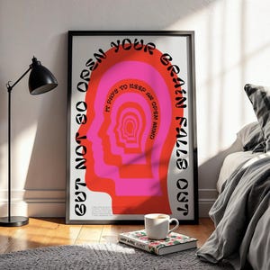 Pu&ograve; includere: Una stampa artistica incorniciata con una serie di sagome di teste umane annidate in tonalit&agrave; di rosso e rosa. Il testo recita "BUT NOT SO OPEN YOUR BRAIN FALLS OUT" in un carattere nero curvo, con "IT PAYS TO KEEP AN OPEN MIND" all'interno.