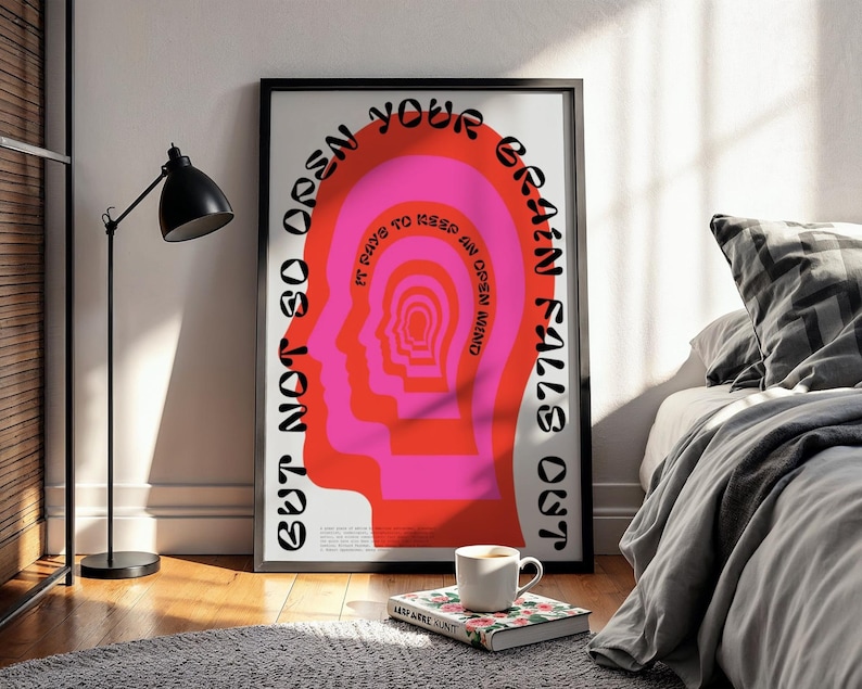 Pu&ograve; includere: Una stampa artistica incorniciata con una serie di sagome di teste umane annidate in tonalit&agrave; di rosso e rosa. Il testo recita "BUT NOT SO OPEN YOUR BRAIN FALLS OUT" in un carattere nero curvo, con "IT PAYS TO KEEP AN OPEN MIND" all'interno.