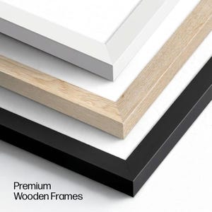 Pu&ograve; includere: Una pila di tre cornici rettangolari in legno viste da un angolo. La cornice superiore &egrave; bianca, quella centrale ha una finitura in legno chiaro naturale e quella inferiore &egrave; nera. Il testo Premium Wooden Frames &egrave; stampato in nero.