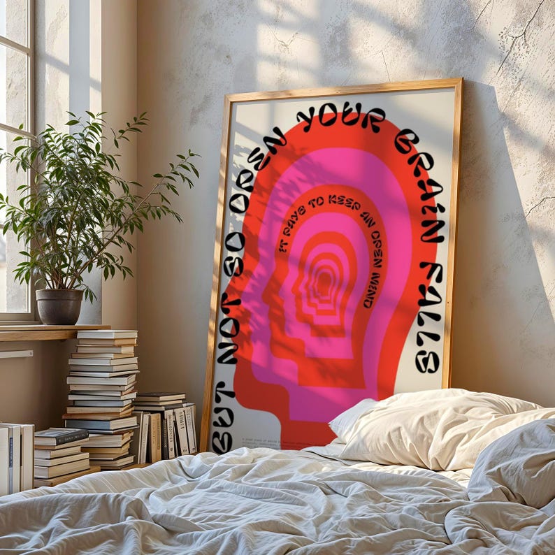 Pu&ograve; includere: Un poster rettangolare incorniciato raffigurante il profilo di una testa umana in tonalit&agrave; di rosso e rosa, con il testo "BUT NOT SO OPEN YOUR BRAIN FALLS OUT" e "IT PAYS TO KEEP AN OPEN MIND" stampato in lettere maiuscole nere.