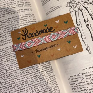 Pulseira artesanal - transgênero -