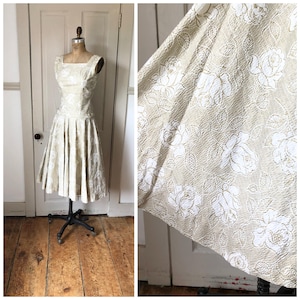 Sukienka Jardin de Fleurs z lat 50. w kolorze białym i metalicznym złotym w paski i róże/rozmiar XS