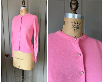Cárdigan rosa estilo años 50 de acrílico Orlon con botones de pedrería / Talla XS/Pequeña