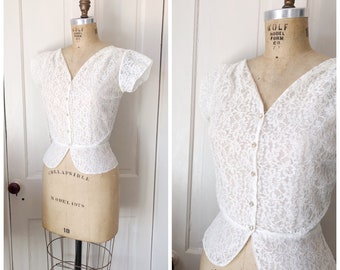 Summer Poem 1950s Short Sleeve Sheer White Lace Blouse with Rhinestone Buttons/Size XS