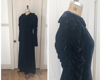 The Oath 1930s Long Black Velvet Opera Coat with Draped Sleeve Detail/Size XS