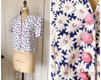 Waiting For Spring 1940s Short Sleeve Blue/White/Grey/Red Floral Print Blouse/Size Small