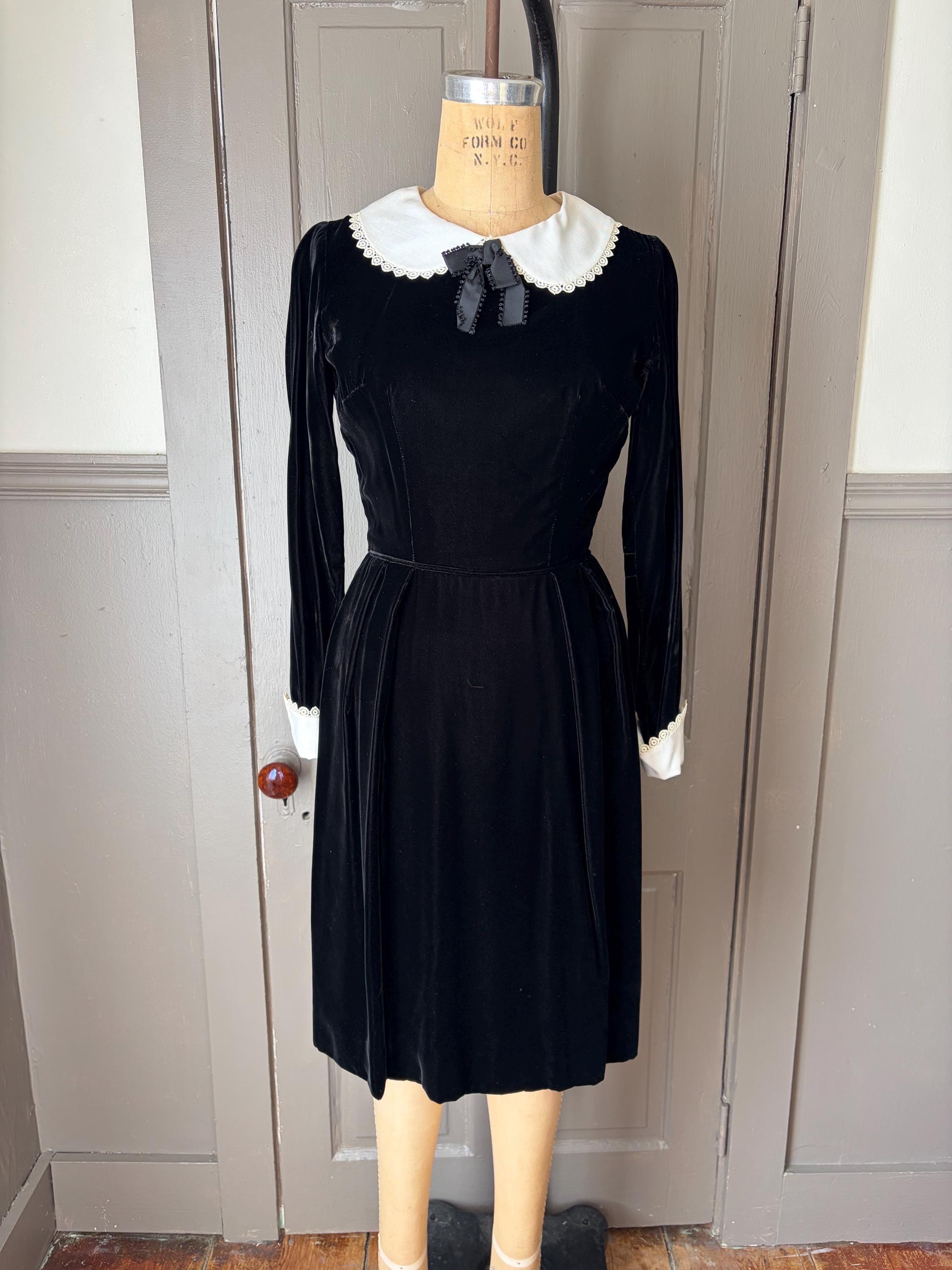 Shadow in the Room 1960s Long Sleeve Black Velvet Dress With White Peter  Pan Collar/bow Detail/size XXS - Etsy