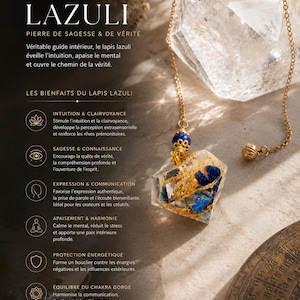 Può includere: Un pendolo con un ciondolo in resina sfaccettata contenente pietre di lapislazzuli blu e scaglie color oro, sospeso a una catenina dorata. Il ciondolo è sormontato da una piccola perlina blu e da un cappuccio in metallo color oro.