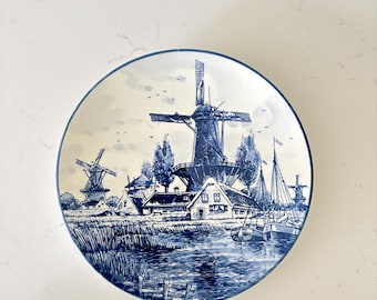 Plato decorativo antiguo de Delft azul y blanco con escena de molino de viento