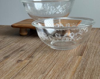 Juego de 2 cuencos para mezclar de vidrio transparente Pyrex Colonial Mist vintage / Diseño floral de margaritas blancas / Cuencos apilables / Cocina estilo cottagecore de los años 80 / Utensilios para hornear