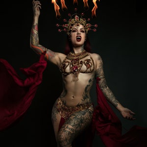 Golden necklace Queen of the Damned Cervena